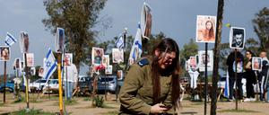 Ort der Erinnerung: Eine israelische Soldatin gedenkt Tair und Hodaya Davids, die bei dem Massaker vom 7. Oktober von der Hamas getötet beziehungsweise entführt wurden.