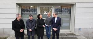 Der neue Standort des Bürgerservice in der Yorckstaße, davor die Verantwortlichen um Sozialdezernentin Brigitte Meier (SPD).