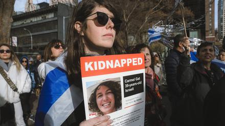 Eine Kundgebung zur Erinnerung an das Schicksal von Carmel Gat und anderen Entführten im Dezember in New York.