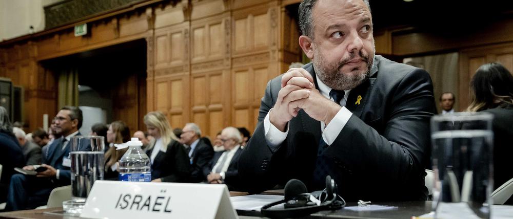 Tal Becker, Rechtsberater des Außenministeriums von Israel, sitzt bei einer Anhörung vor dem Internationalen Gerichtshof (IGH), wo Israel erstmals zu dem Vorwurf des Völkermordes im Gazakrieg Stellung nehmen soll. 