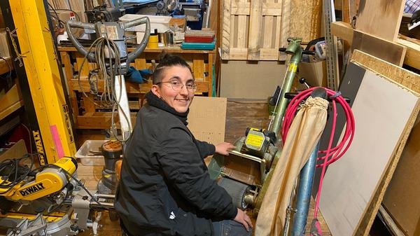 Aday Mazuela, Geschäftsführer:in vom „Malerladen“, einer traditionsreichen GmbH, in Berlin Kreuzberg.