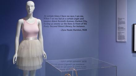 Das Original-Outfit, das Schauspielerin Sarah Jessica Parker im Vorspann zu „Sex and the City“ trug, im New Yorker Stadtmuseum.