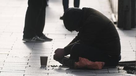 In Essen hat ein Influencer aus der Not eines Obdachlosen Kapital geschlagen. Online sammelte er Spenden, die er dann größtenteils einbehielt.
