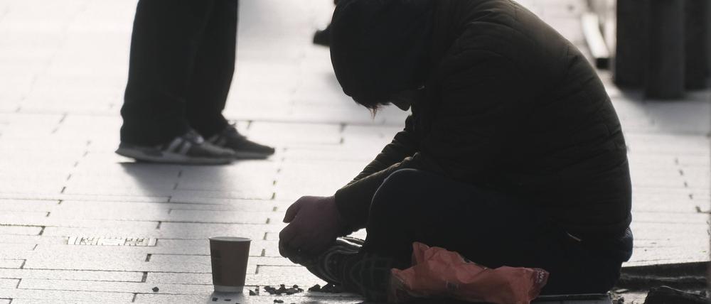 In Essen hat ein Influencer aus der Not eines Obdachlosen Kapital geschlagen. Online sammelte er Spenden, die er dann größtenteils einbehielt.