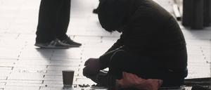 In Essen hat ein Influencer aus der Not eines Obdachlosen Kapital geschlagen. Online sammelte er Spenden, die er dann größtenteils einbehielt.