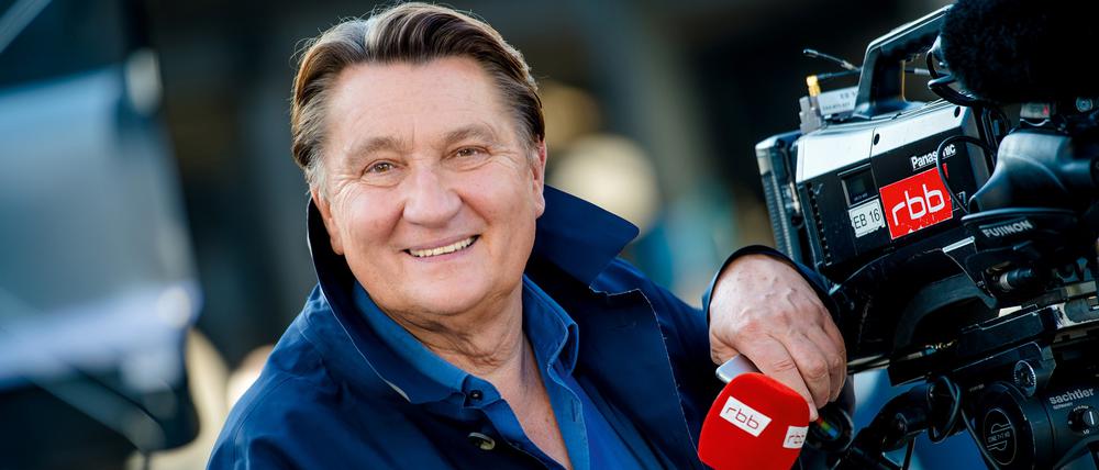 Ulli Zelle steht vor einem Mikrofon des Senders RBB.