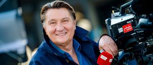 Ulli Zelle steht vor einem Mikrofon des Senders RBB.