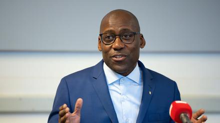 Joe Chialo (CDU), Senator für Kultur und Gesellschaftlichen Zusammenhalt, spricht während einer Pressekonferenz.