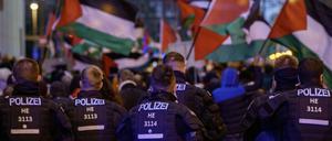 Polizisten begleiten einen Demonstrationszug. (Symbolbild).