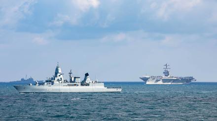 Die Fregatte „Hessen“ mit dem US-amerikanischen Flugzeugträger USS Gerald R. Ford im Hintergrund.