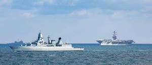 Die Fregatte „Hessen“ mit dem US-amerikanischen Flugzeugträger USS Gerald R. Ford im Hintergrund.