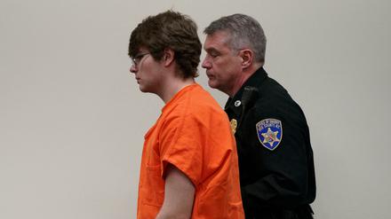 Payton Gendron wird aus dem Gerichtssaal geführt.