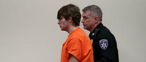 Payton Gendron wird aus dem Gerichtssaal geführt.