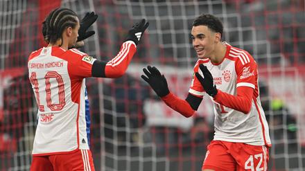 Münchens Torschütze Jamal Musiala (r) jubelt mit Leroy Sane nach dem Tor zum 2:0.