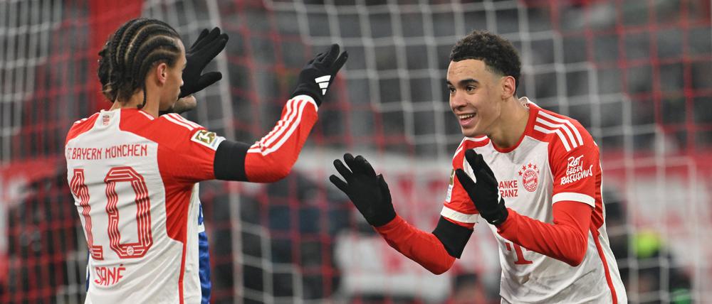 Münchens Torschütze Jamal Musiala (r) jubelt mit Leroy Sane nach dem Tor zum 2:0.