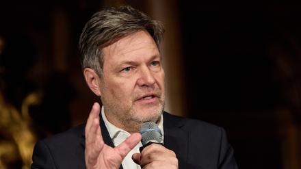 Robert Habeck (Bündnis 90/Die Grünen), Bundeswirtschaftsminister und Vizekanzler, steht beim Neujahrsempfang der Grünen-Bürgerschaftsfraktion im Festsaal im Rathaus auf der Bühne. 