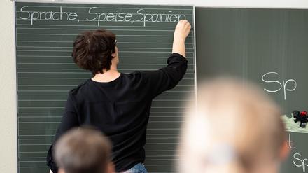  Im vergangenen Jahr sind in Berlin gut 1200 Lehrerinnen und Lehrer verbeamtet worden.