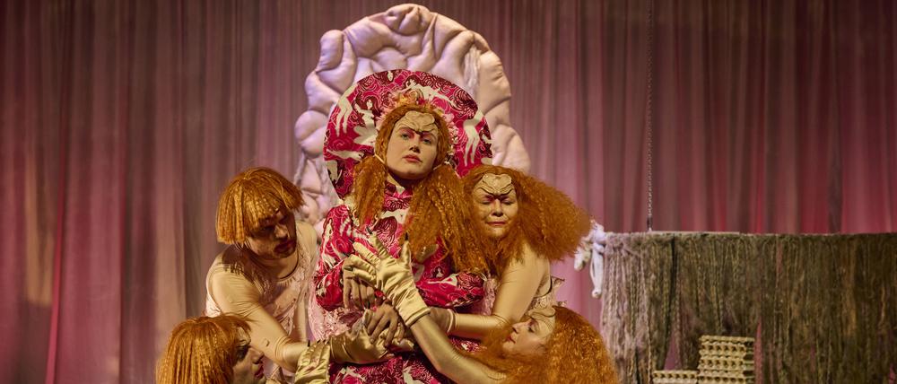 „Mütter!“ von Anna-Elisabeth Frick ist wieder am 18. und 27. Januar in der Reithalle des Hans Otto Theaters zu sehen.
