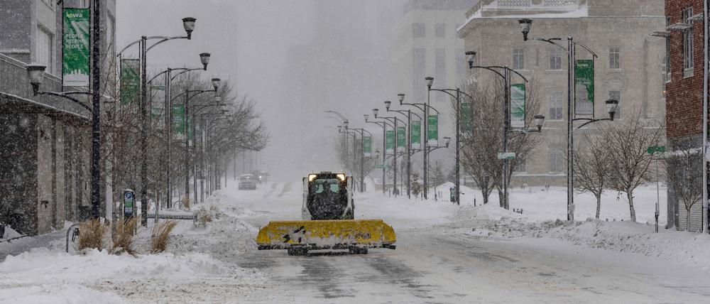 Kurz vor dem Start der US-Vorwahlen ist über Iowa heftiges Winterwetter hereingebrochen.