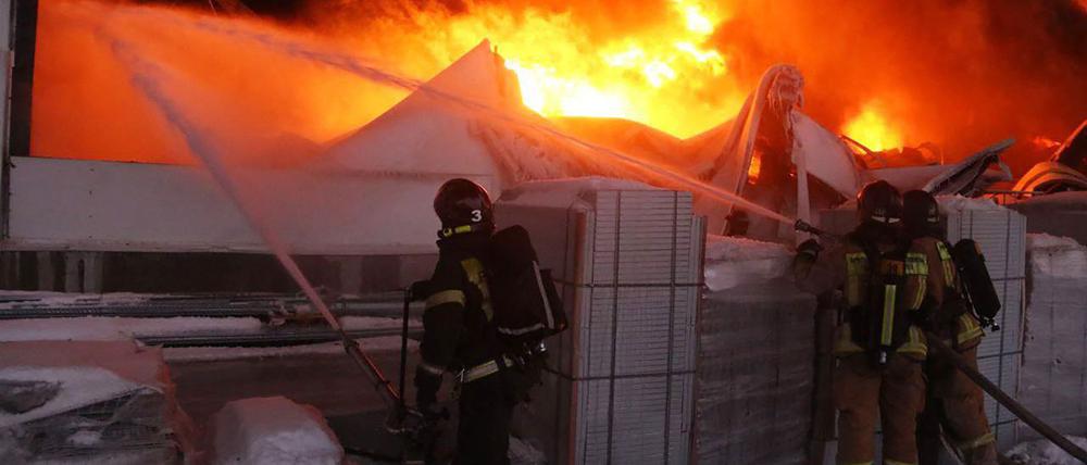 Das Lagerhaus „Wildberries“ im russischen St. Petersburg steht in Flammen. Die Brandursache ist unklar.