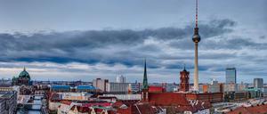 Panorama des Berliner Stadtzentrums mit Blick auf den Fernsehturm am Alexanderplatz.