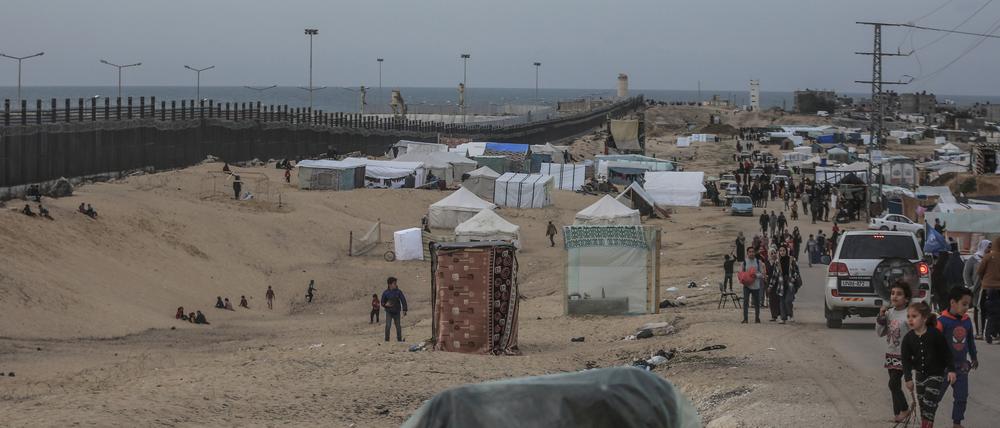 Vertriebene Palästinenser aus dem nördlichen Gazastreifen schlugen ihre Zelte in der Nähe der Mauer auf, die Ägypten und den Gazastreifen trennt.