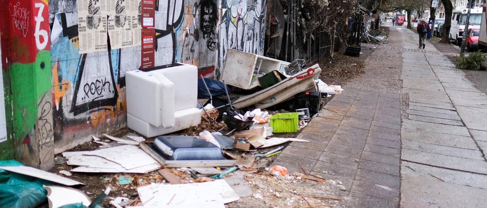Müll liegt in der Köpenicker Straße in Kreuzberg.