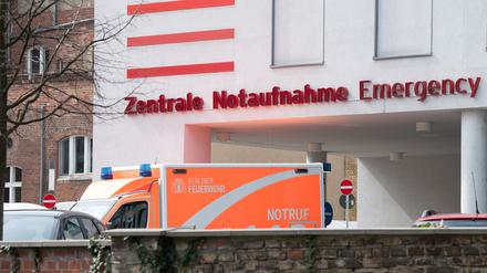  Ein Krankenwagen steht vor der Notaufnahme der Charité in Berlin-Mitte.