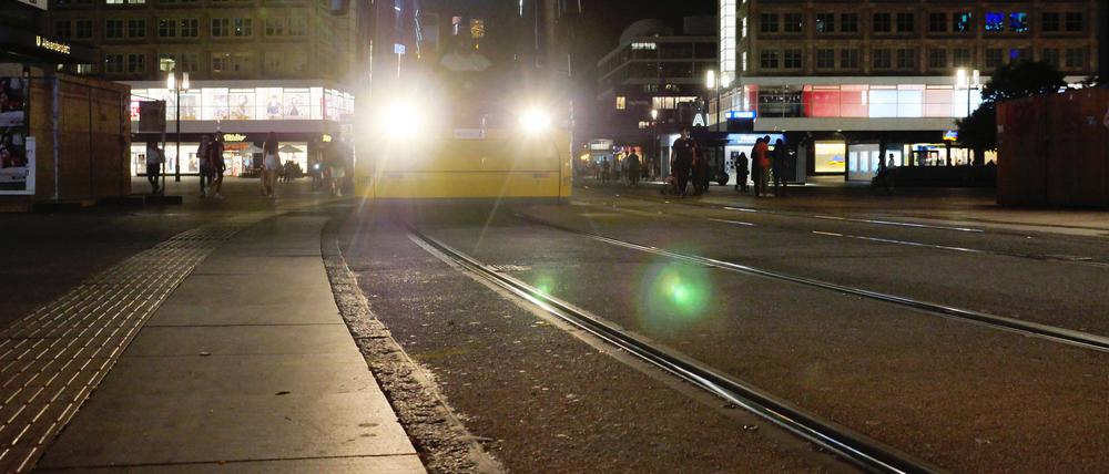 Am Bersarinplatz in Friedrichshain war die 56-Jährige in eine Tramschiene (wie hier am Alexanderplatz) geraten, gestürzt und mit dem Kopf auf dem Boden aufgeschlagen.