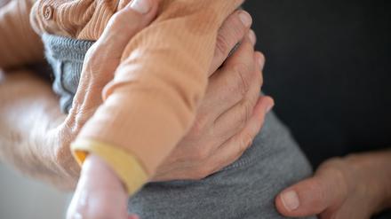 Eine Großmutter hält ihre Enkelin auf dem Arm. 