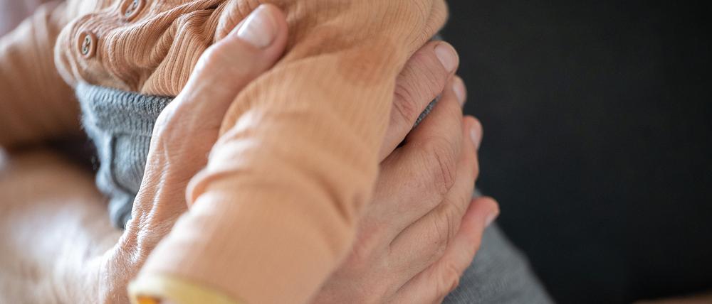 Eine Großmutter hält ihre Enkelin auf dem Arm.