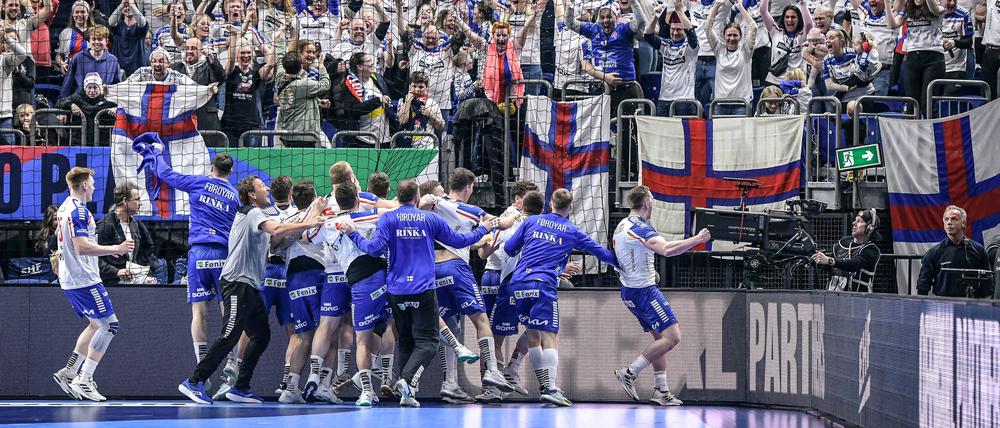 Riesenparty in der Mercedes-Benz-Arena. Die Fans der Färöer feiern mit ihren Spielern den Punktgewinn gegen Norwegen.