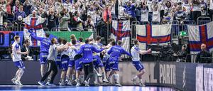 Riesenparty in der Mercedes-Benz-Arena. Die Fans der Färöer feiern mit ihren Spielern den Punktgewinn gegen Norwegen.