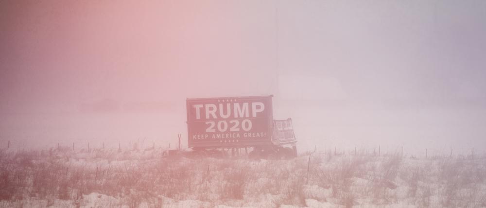 Ein Trump-Plakat im verschneiten Iowa.