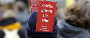 Mehrere Hundert Schüler und Studenten bei einer Demonstration in Frankfurt für mehr Bildungsgerechtigkeit, 2011.