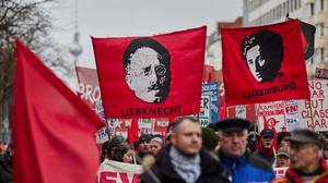 Bei einer Demonstration zum Gedenken für Rosa Luxemburg und Karl Liebknecht anlässlich des 105. Jahrestages ihrer Ermordung werden Transparente mit Fotos der gedachten Persönlichkeiten gezeigt. 