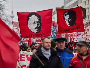 Bei einer Demonstration zum Gedenken für Rosa Luxemburg und Karl Liebknecht anlässlich des 105. Jahrestages ihrer Ermordung werden Transparente mit Fotos der gedachten Persönlichkeiten gezeigt. 