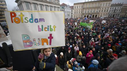 „Potsdam bleibt bunt“ steht während der Demonstrationen „Potsdam wehrt sich“ auf dem Alten Markt auf dem Schild eines Mädchens. 