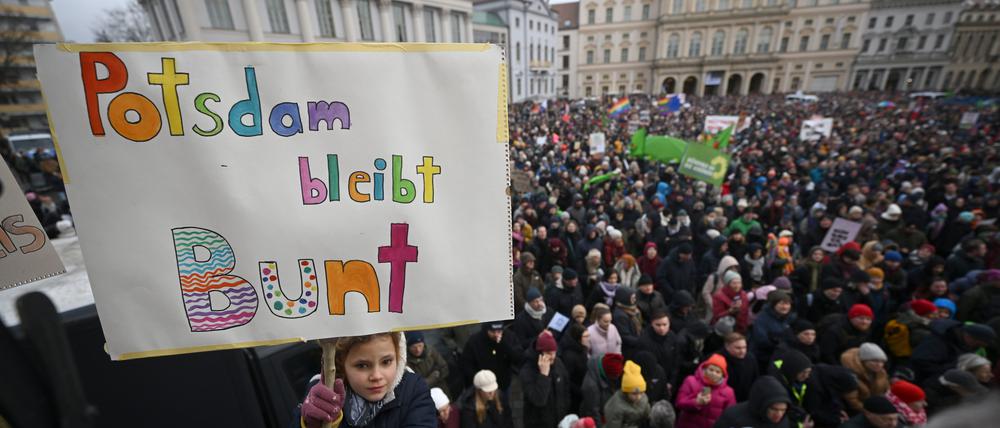 „Potsdam bleibt bunt“ steht während der Demonstrationen «Potsdam wehrt sich» auf dem Alten Markt auf dem Schild eines Mädchens. Die Demonstration ist eine Reaktion auf das Bekanntwerden eines Treffens rechter Aktivisten in der Stadt.