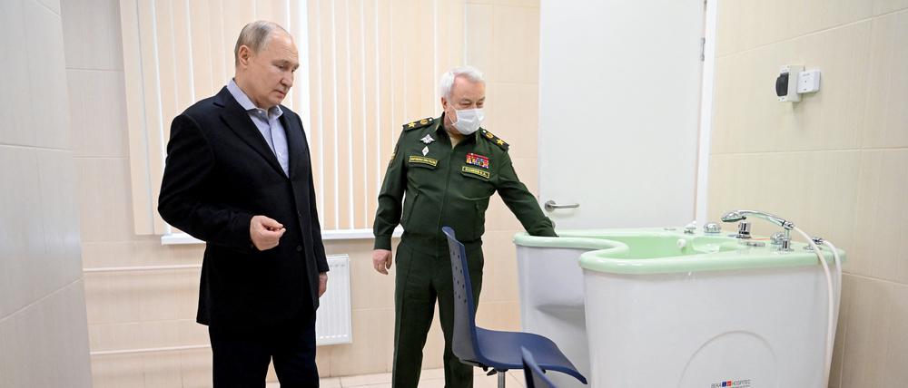 Wladimir Putin, russischer Präsident, besucht ein Militärkrankenhaus in Russland. 