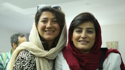 Die Journalistinnen Nilufar Hamedi (links) und Elaheh Mohammadi waren im Iran zu langen Haftstrafen verurteilt worden.