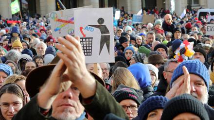 Potsdam wehrt sich! Kundgebung am Alten Markt in Potsdam Anlass ist die Berichterstattung über ein Treffen in unserer Stadt Potsdam, bei dem rechtsradikale, verfassungsfeindliche Ideologen, AfD-Politiker und Unternehmer über einen Plan sprachen, wie man Migrantinnen und Migranten und deutsche Staatsbürgerinnen und Staatsbürger mit migrantischem Hintergrund aus Deutschland vertreiben und deportieren kann.