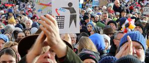 Potsdam wehrt sich! Kundgebung am Alten Markt in Potsdam Anlass ist die Berichterstattung über ein Treffen in unserer Stadt Potsdam, bei dem rechtsradikale, verfassungsfeindliche Ideologen, AfD-Politiker und Unternehmer über einen Plan sprachen, wie man Migrantinnen und Migranten und deutsche Staatsbürgerinnen und Staatsbürger mit migrantischem Hintergrund aus Deutschland vertreiben und deportieren kann.