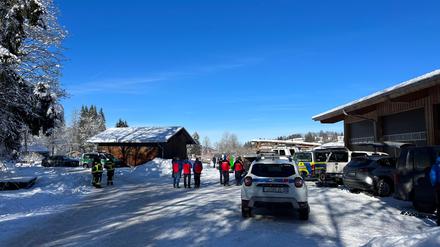 Einsatzkräfte der Bergwacht Oberstdorf, Lawinenhundestaffel Allgäu und der Polizei stehen am Bergwacht-Depo Oberstdorf. 