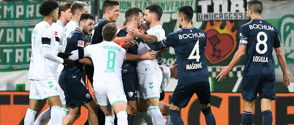 Mal wieder eine Rudelbildung. In Bochum gab es am Sonntagnachmittag viel Emotion, aber wenig Fußball.