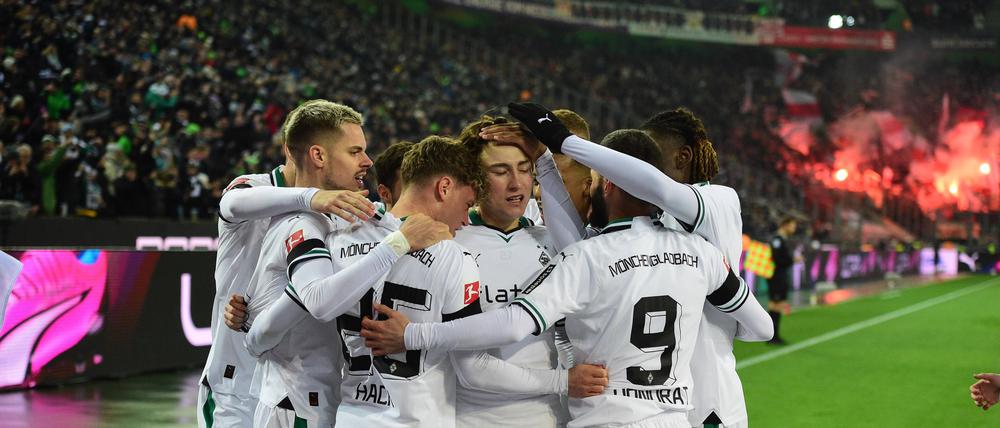 Borussia Mönchengladbach besiegte Stuttgart 3:1. 