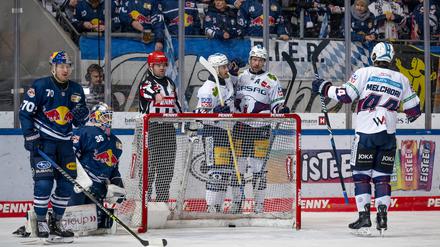 Die Eisbären bejubeln das 1:0 durch Manuel Wiederer.