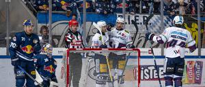 Die Eisbären bejubeln das 1:0 durch Manuel Wiederer.