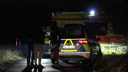 Einsatzkräfte der Polizei, Rettungsdienst und Notarzt sind an einem Tatort im Einsatz. In einem Auto in Brandenburg ist in der Nacht zum Montag ein totes Kleinkind entdeckt worden. Das teilte ein Polizeisprecher am Montagmorgen der Deutschen Presse-Agentur mit. Ersten Erkenntnissen der Polizei zufolge wurde auch die Mutter des Kindes in dem Auto in Mittenwalde gefunden. 