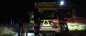 Einsatzkräfte der Polizei, Rettungsdienst und Notarzt sind an einem Tatort im Einsatz. In einem Auto in Brandenburg ist in der Nacht zum Montag ein totes Kleinkind entdeckt worden. Das teilte ein Polizeisprecher am Montagmorgen der Deutschen Presse-Agentur mit. Ersten Erkenntnissen der Polizei zufolge wurde auch die Mutter des Kindes in dem Auto in Mittenwalde gefunden. 